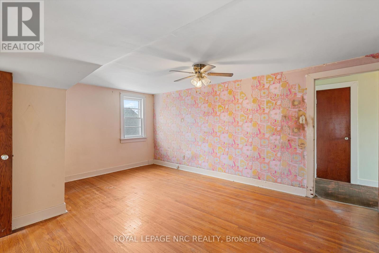 












296 MCALPINE AVENUE S

,
Welland (Lincoln/Crowland),




Ontario
L3B1V2

