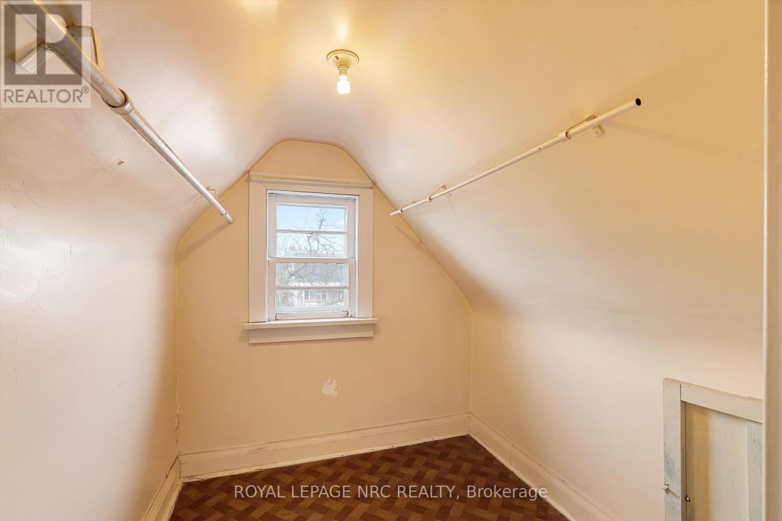 












296 MCALPINE AVENUE S

,
Welland (Lincoln/Crowland),




Ontario
L3B1V2

