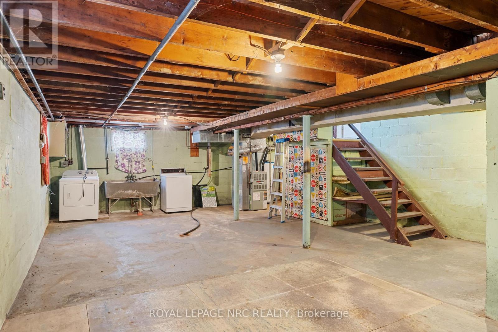 












296 MCALPINE AVENUE S

,
Welland (Lincoln/Crowland),




Ontario
L3B1V2

