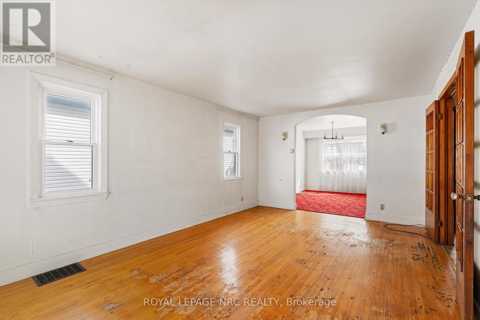 












296 MCALPINE AVENUE S

,
Welland (Lincoln/Crowland),




Ontario
L3B1V2

