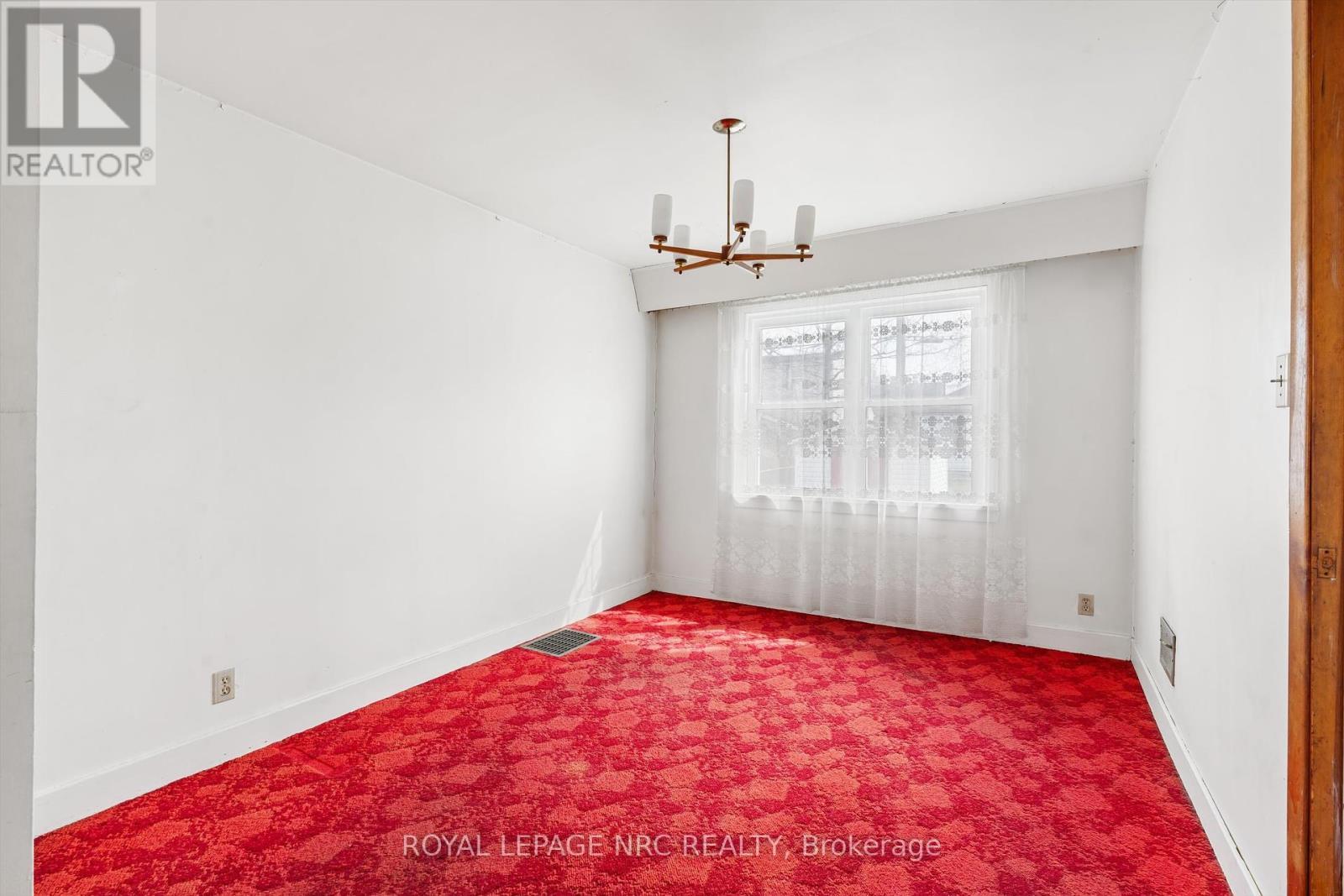 












296 MCALPINE AVENUE S

,
Welland (Lincoln/Crowland),




Ontario
L3B1V2

