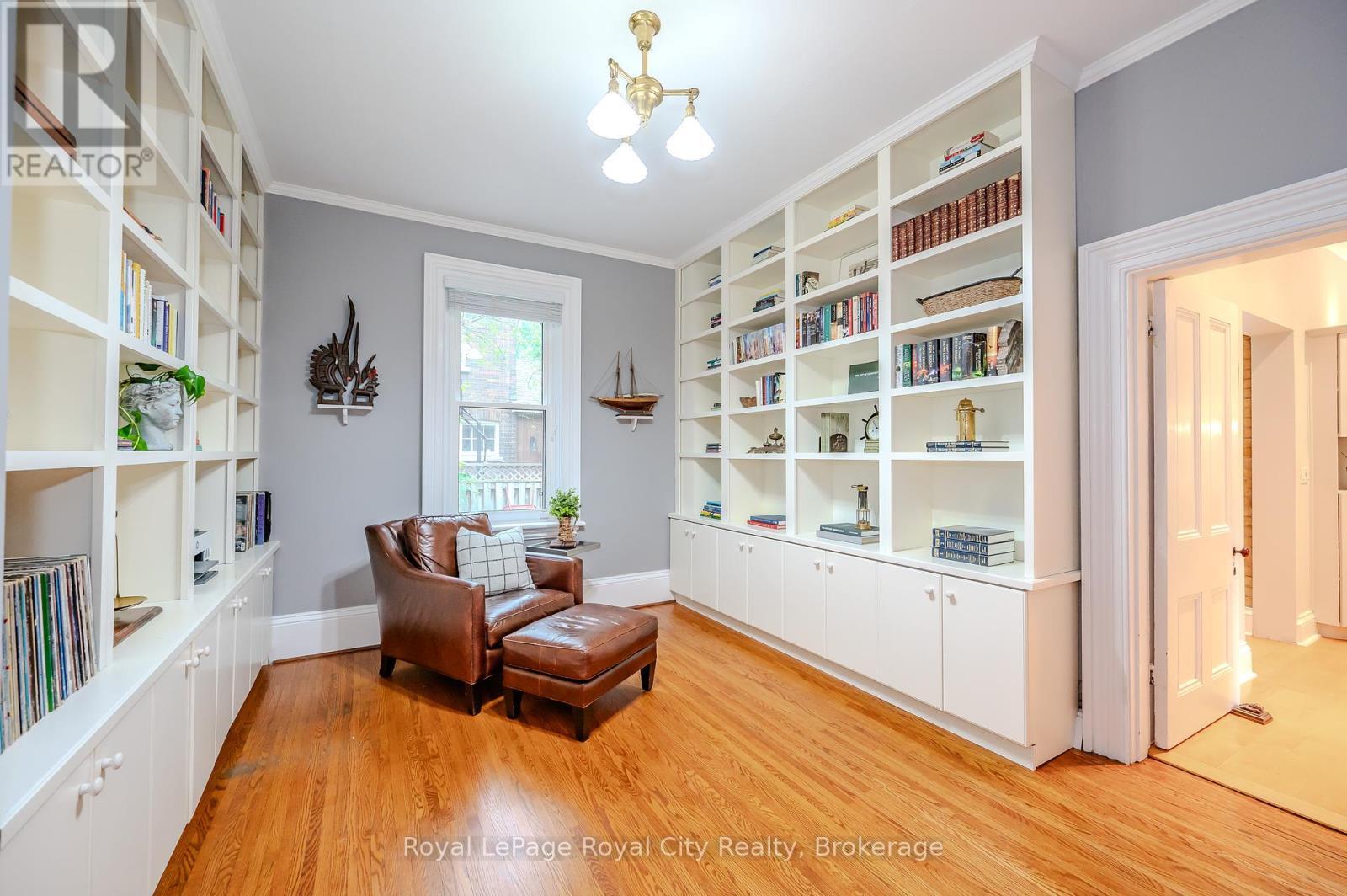 












42 LIVERPOOL STREET

,
Guelph (Downtown),




Ontario
N1H2K9

