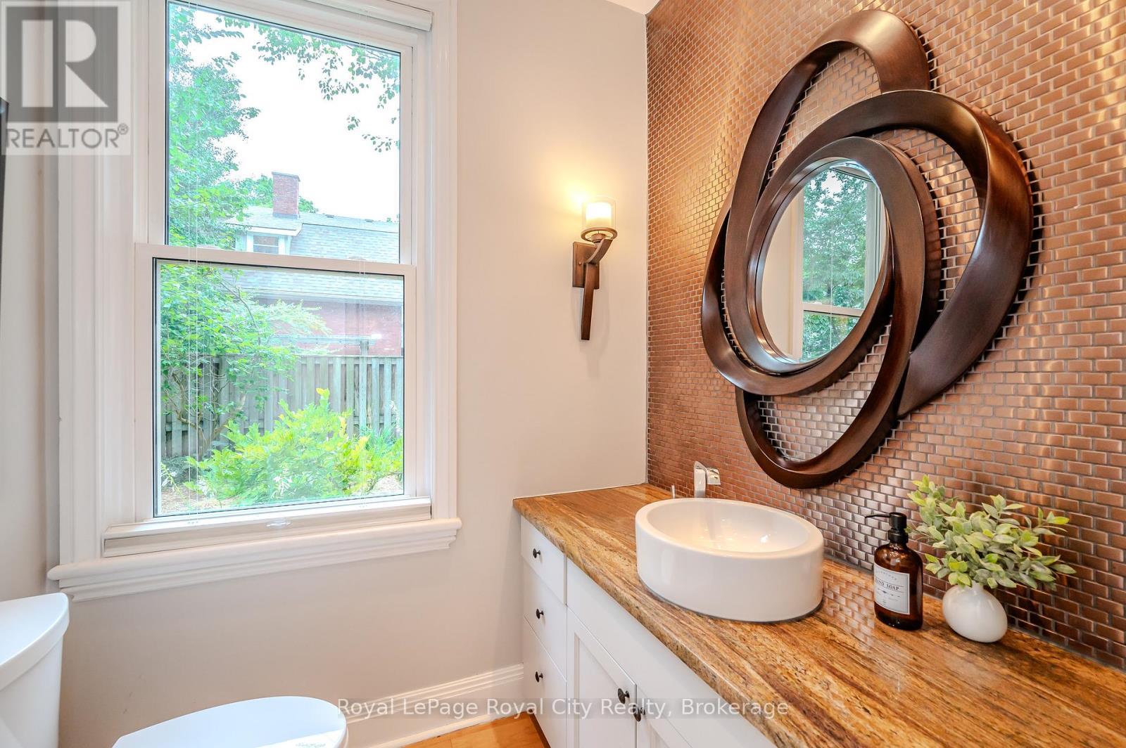 












42 LIVERPOOL STREET

,
Guelph (Downtown),




Ontario
N1H2K9

