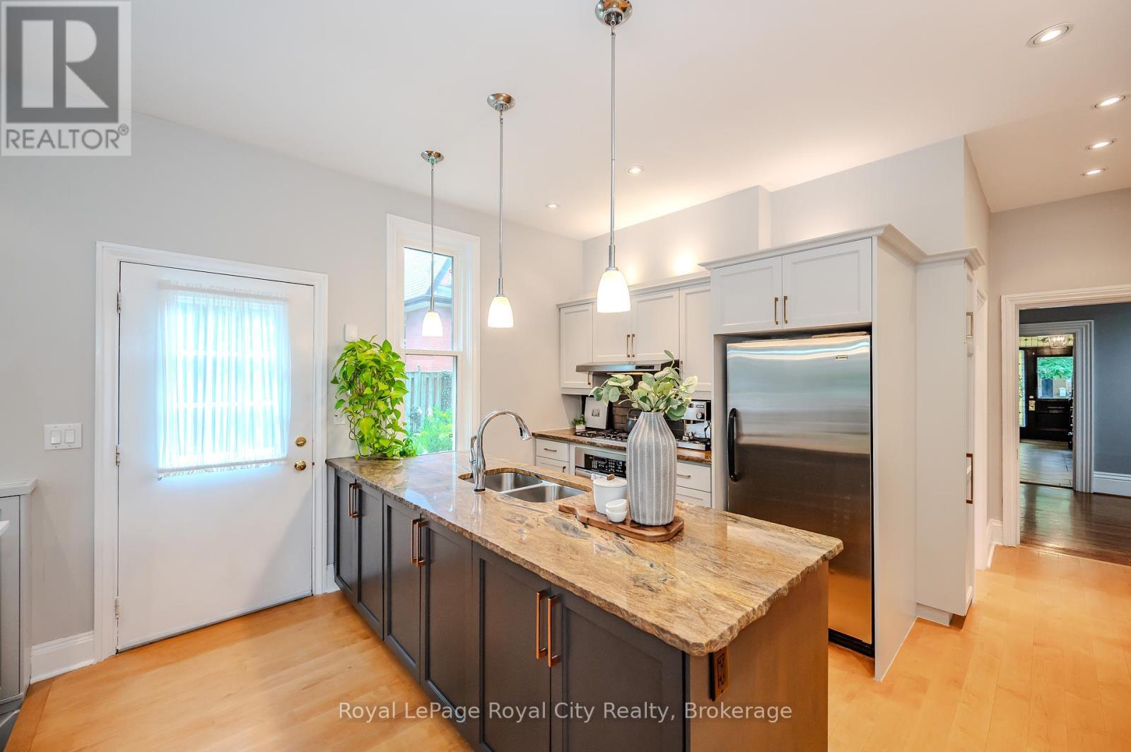 












42 LIVERPOOL STREET

,
Guelph (Downtown),




Ontario
N1H2K9

