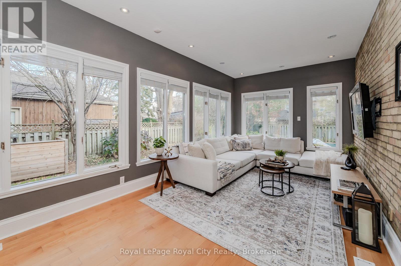 












42 LIVERPOOL STREET

,
Guelph (Downtown),




Ontario
N1H2K9

