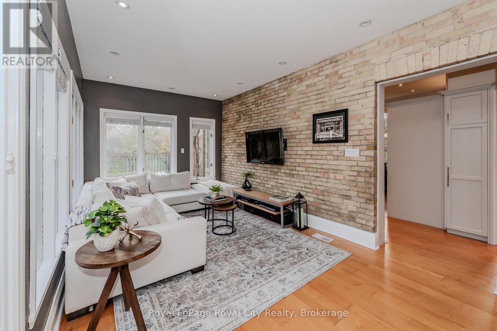 












42 LIVERPOOL STREET

,
Guelph (Downtown),




Ontario
N1H2K9


