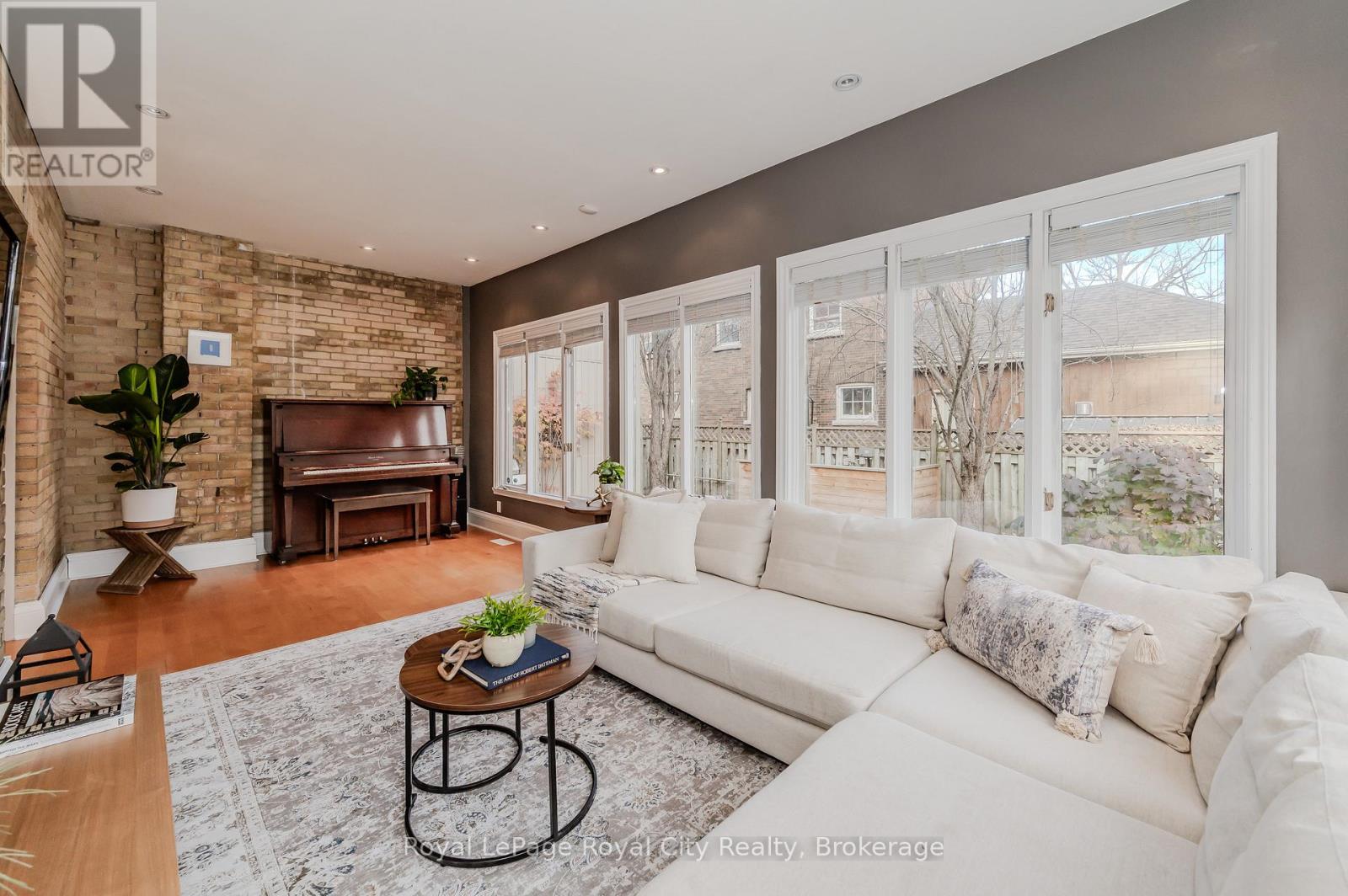 












42 LIVERPOOL STREET

,
Guelph (Downtown),




Ontario
N1H2K9

