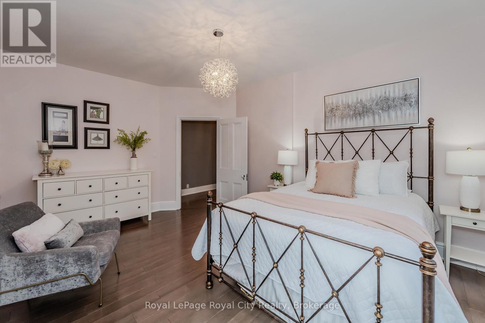 












42 LIVERPOOL STREET

,
Guelph (Downtown),




Ontario
N1H2K9

