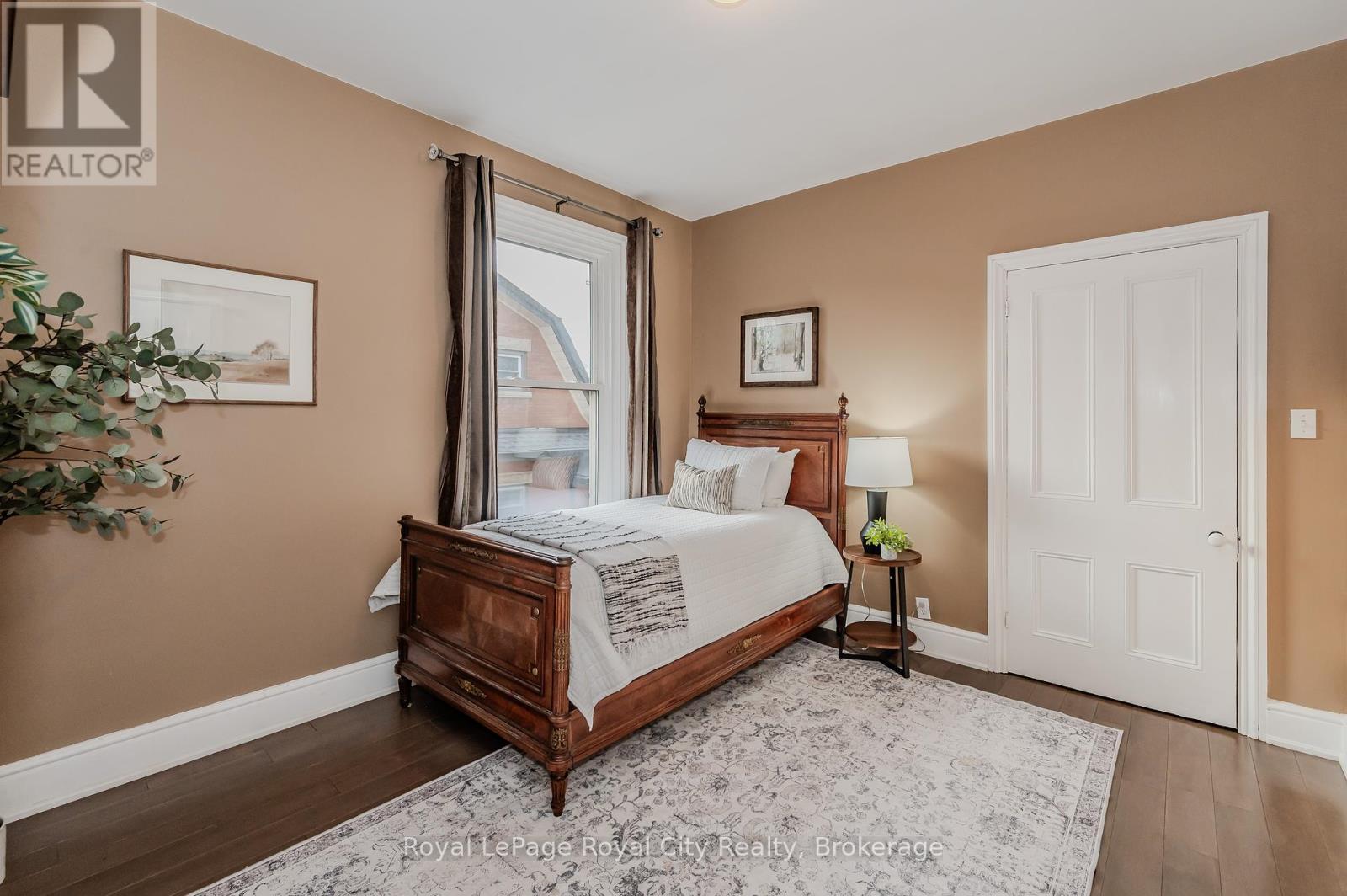 












42 LIVERPOOL STREET

,
Guelph (Downtown),




Ontario
N1H2K9

