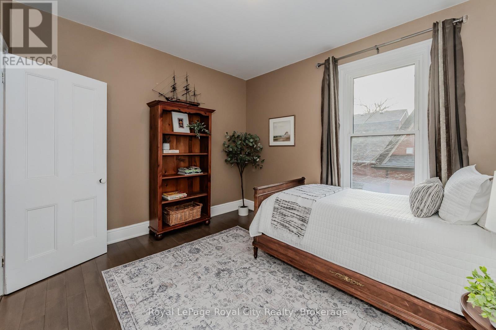 












42 LIVERPOOL STREET

,
Guelph (Downtown),




Ontario
N1H2K9

