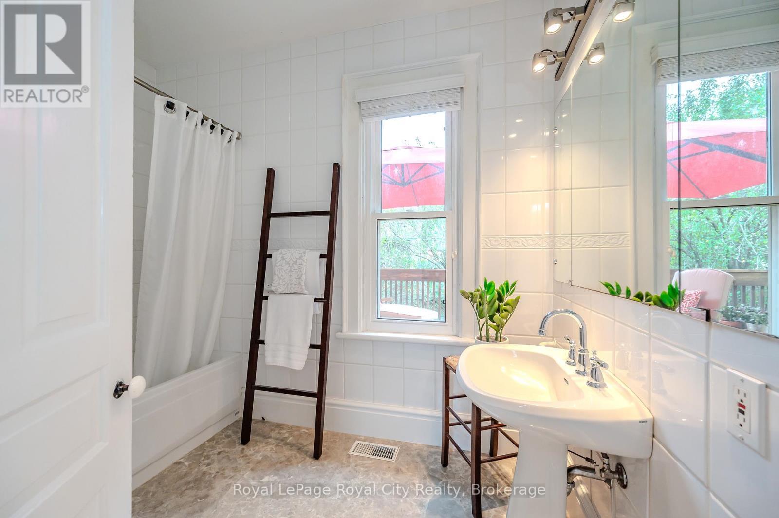 












42 LIVERPOOL STREET

,
Guelph (Downtown),




Ontario
N1H2K9

