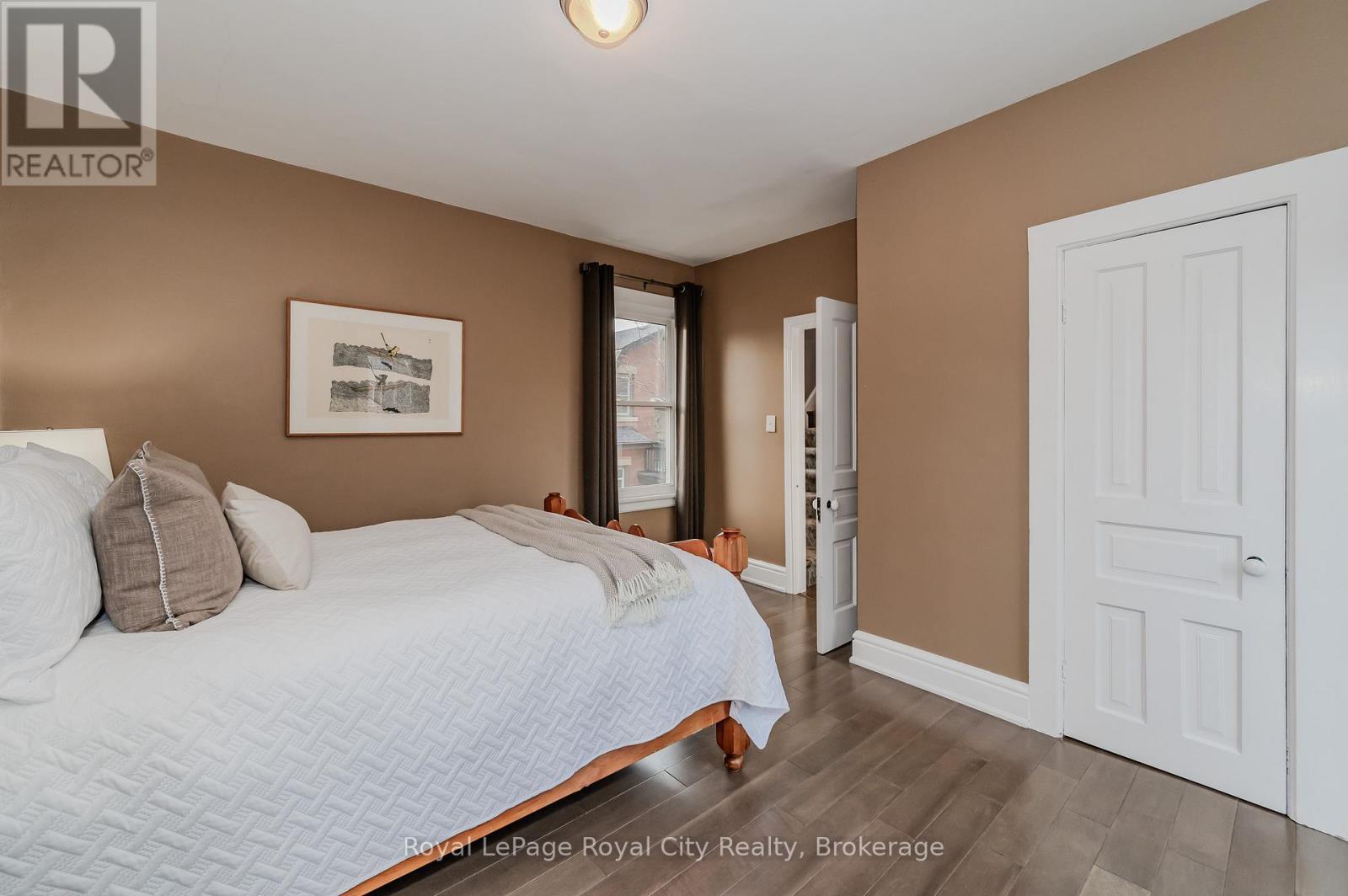 












42 LIVERPOOL STREET

,
Guelph (Downtown),




Ontario
N1H2K9

