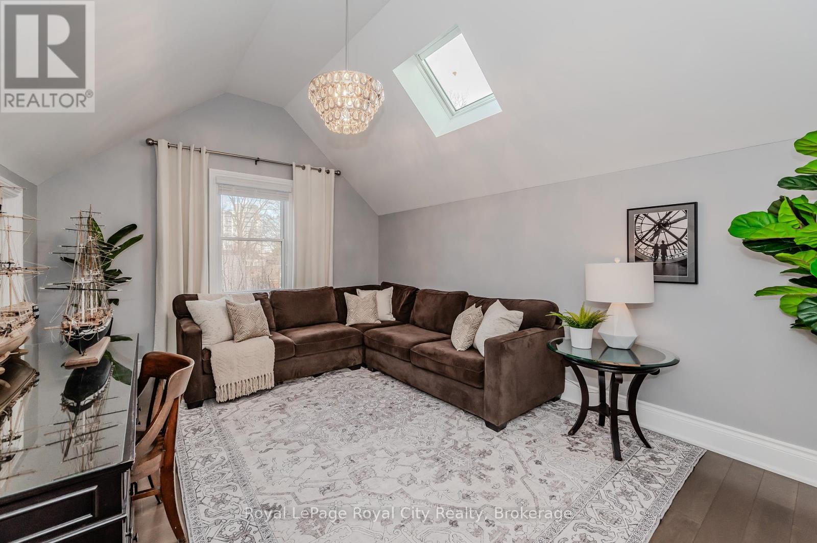 












42 LIVERPOOL STREET

,
Guelph (Downtown),




Ontario
N1H2K9

