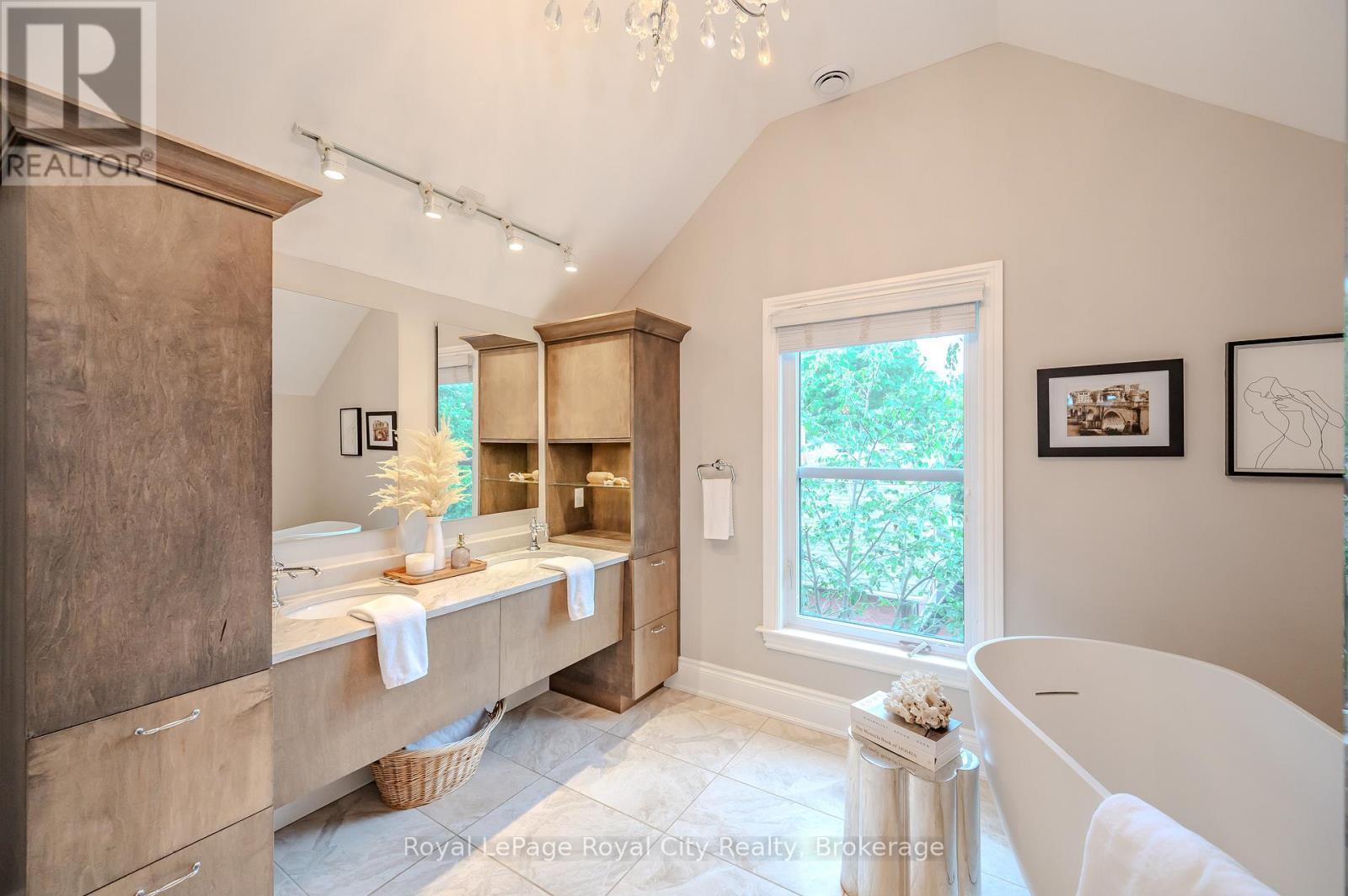 












42 LIVERPOOL STREET

,
Guelph (Downtown),




Ontario
N1H2K9

