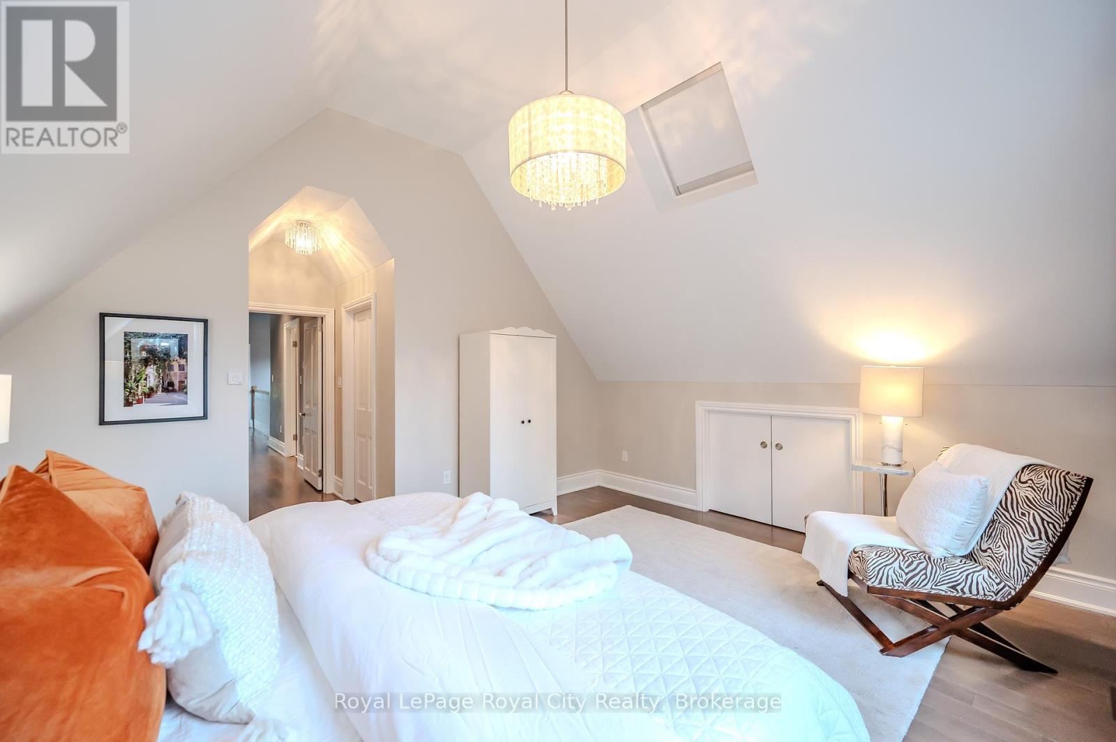 












42 LIVERPOOL STREET

,
Guelph (Downtown),




Ontario
N1H2K9

