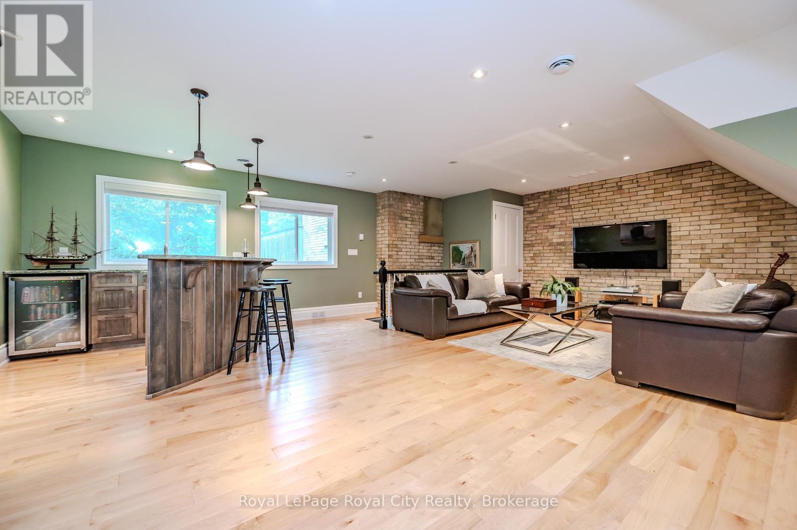 












42 LIVERPOOL STREET

,
Guelph (Downtown),




Ontario
N1H2K9

