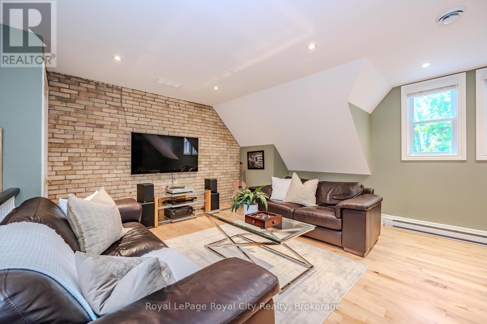 












42 LIVERPOOL STREET

,
Guelph (Downtown),




Ontario
N1H2K9

