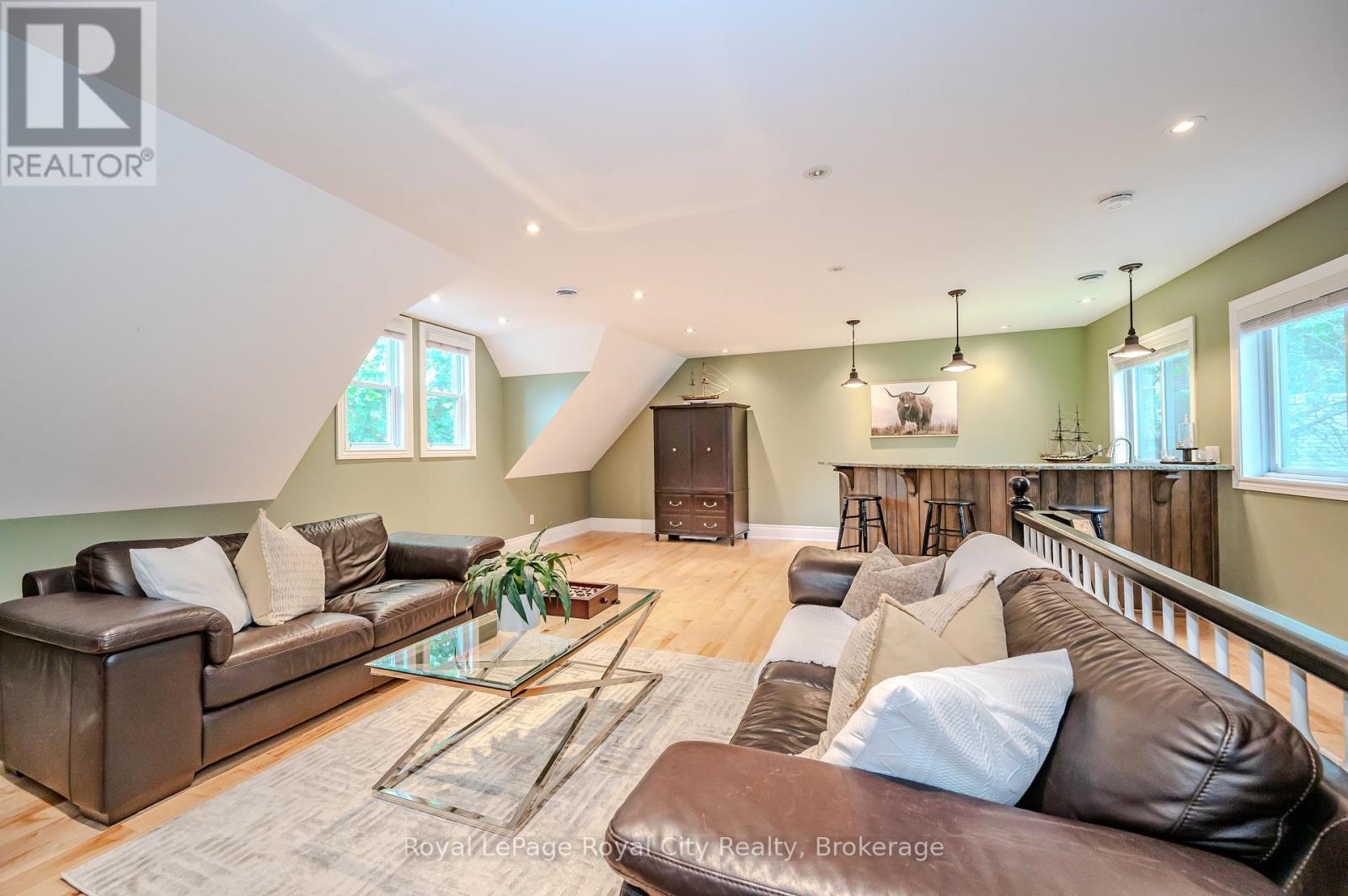 












42 LIVERPOOL STREET

,
Guelph (Downtown),




Ontario
N1H2K9

