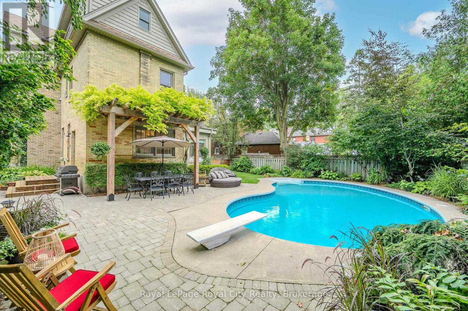 












42 LIVERPOOL STREET

,
Guelph (Downtown),




Ontario
N1H2K9

