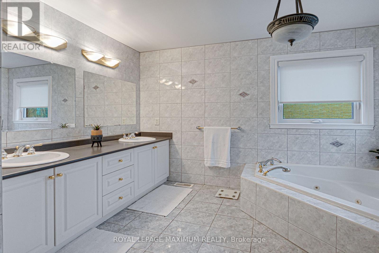 












222 KIMBER CRESCENT

,
Vaughan,




Ontario
L4L9K3

