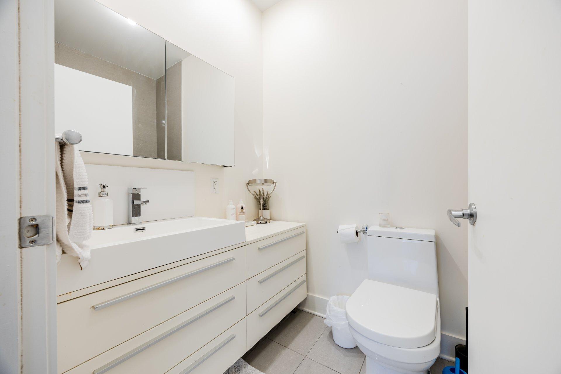 









1435


Rue St-Jacques

, 201,
Montréal (Ville-Marie),




QC
H3C1H3


