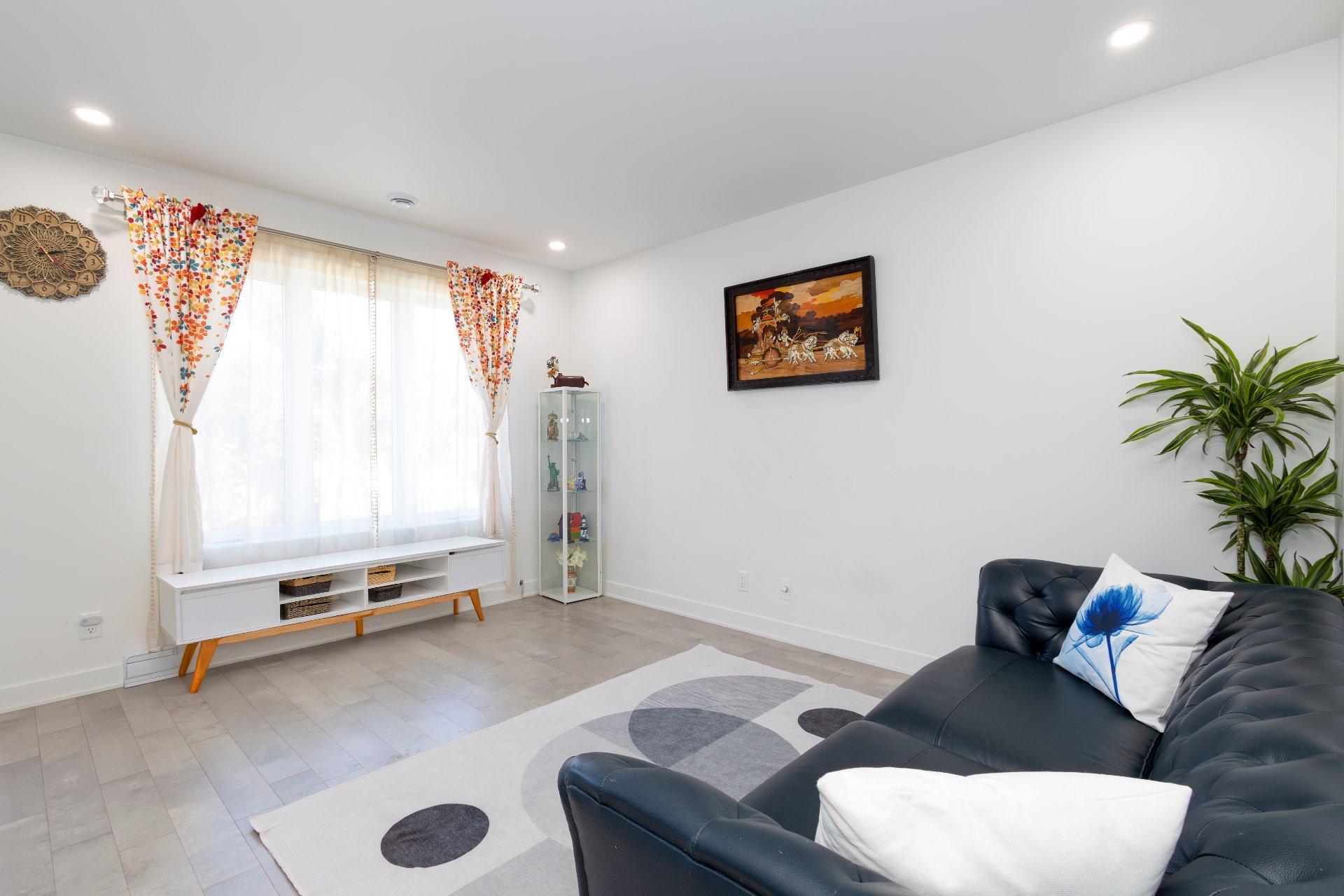 









1415


Rue Albert

,
Longueuil (Saint-Hubert),




QC
J4T1T7

