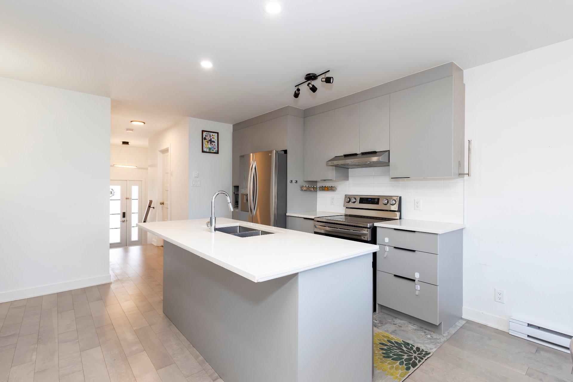 









1415


Rue Albert

,
Longueuil (Saint-Hubert),




QC
J4T1T7

