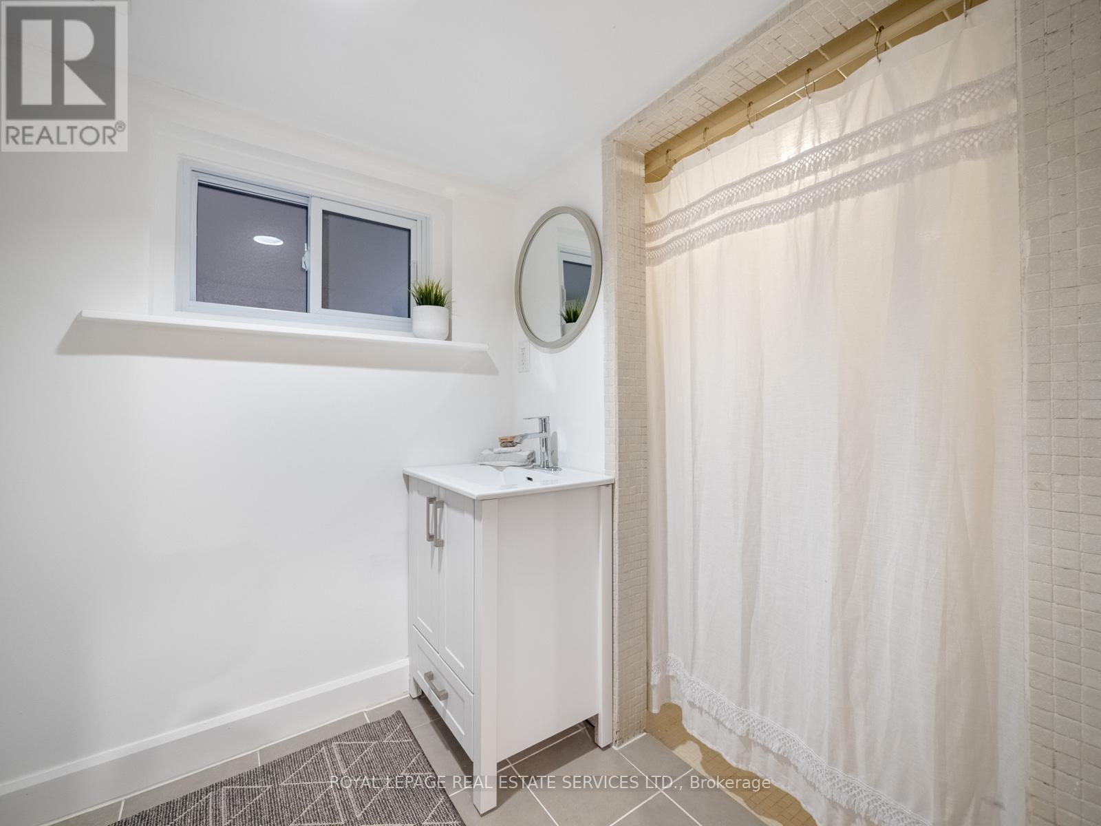 












28 TRAYMORE CRESCENT

,
Toronto,




Ontario
M6S4K5

