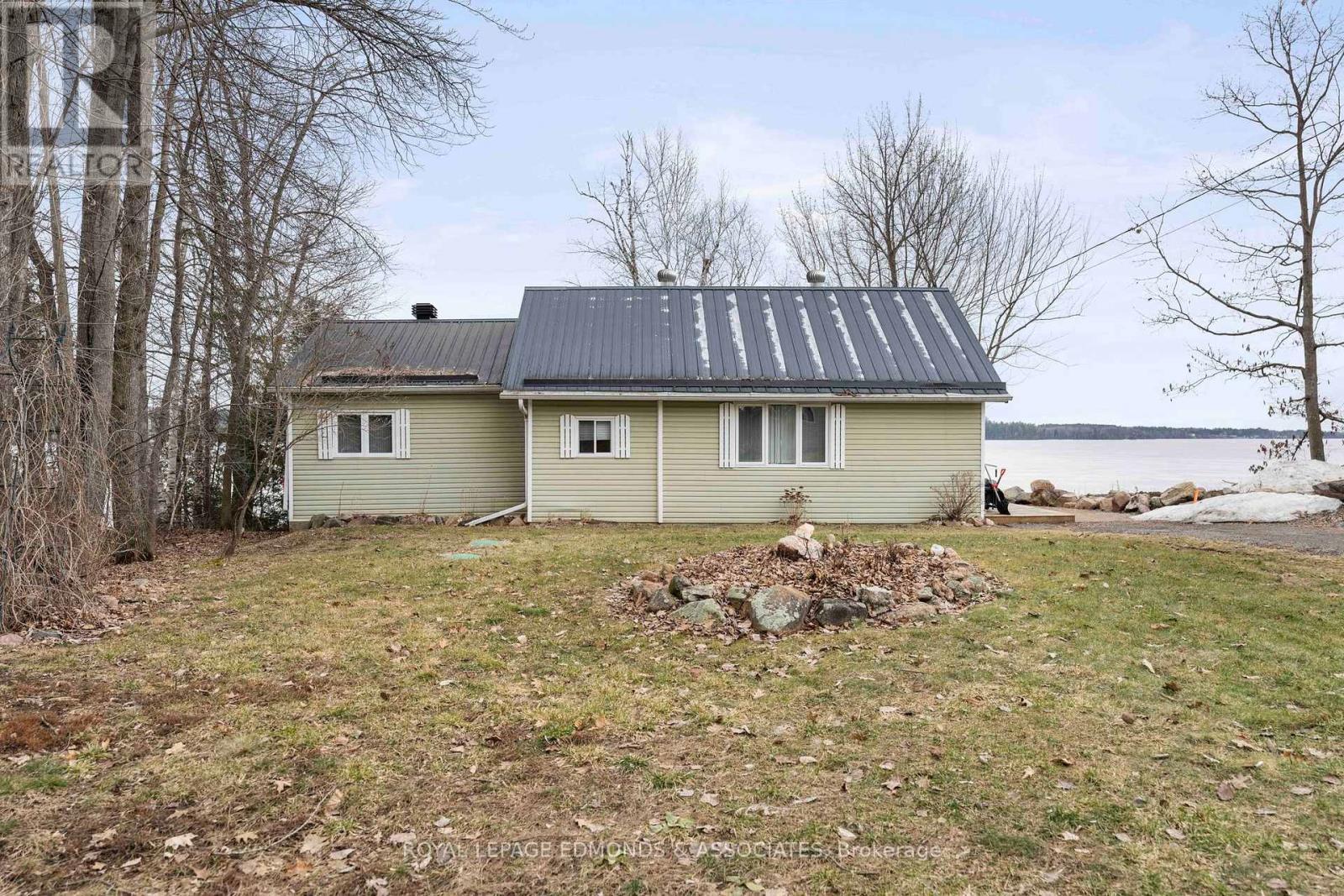 












137 MUNDTS BAY LANE

,
North Algona Wilberforce,




Ontario
K0J1X0

