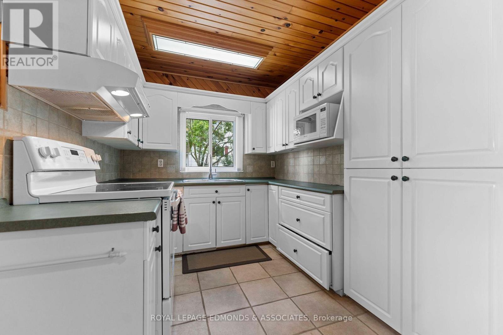 












137 MUNDTS BAY LANE

,
North Algona Wilberforce,




Ontario
K0J1X0

