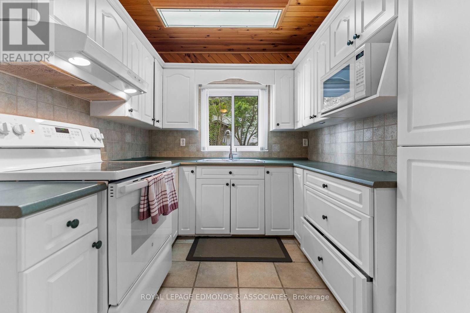 












137 MUNDTS BAY LANE

,
North Algona Wilberforce,




Ontario
K0J1X0

