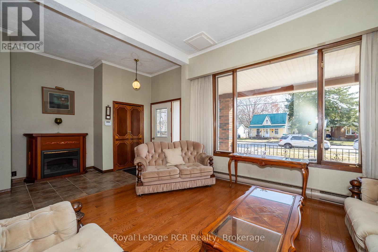 












838 6TH AVENUE W

,
Owen Sound,




Ontario
N4K5G2

