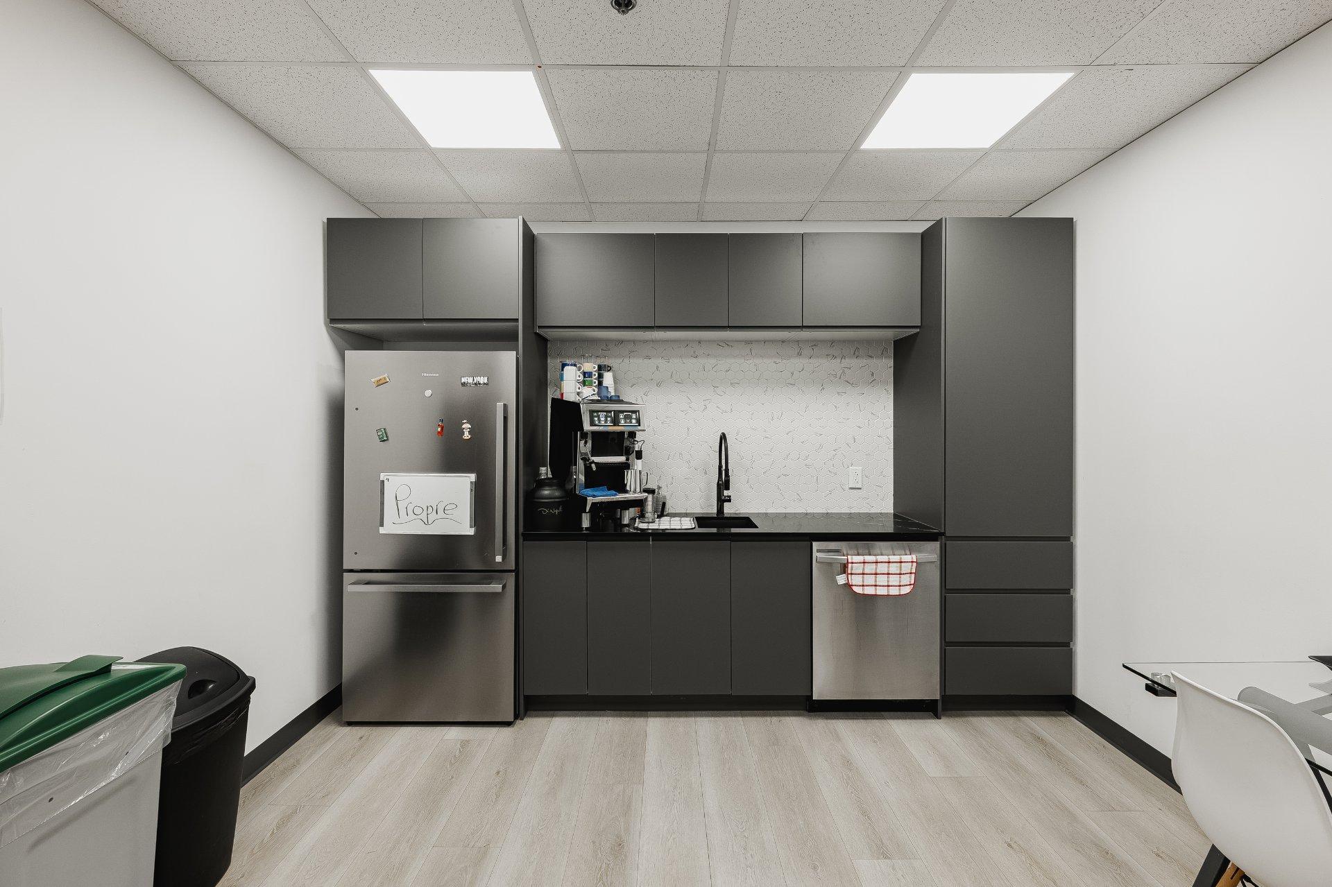 









215


Rue St-Jacques

, 700-1,
Montréal (Ville-Marie),




QC
H2Y1M6

