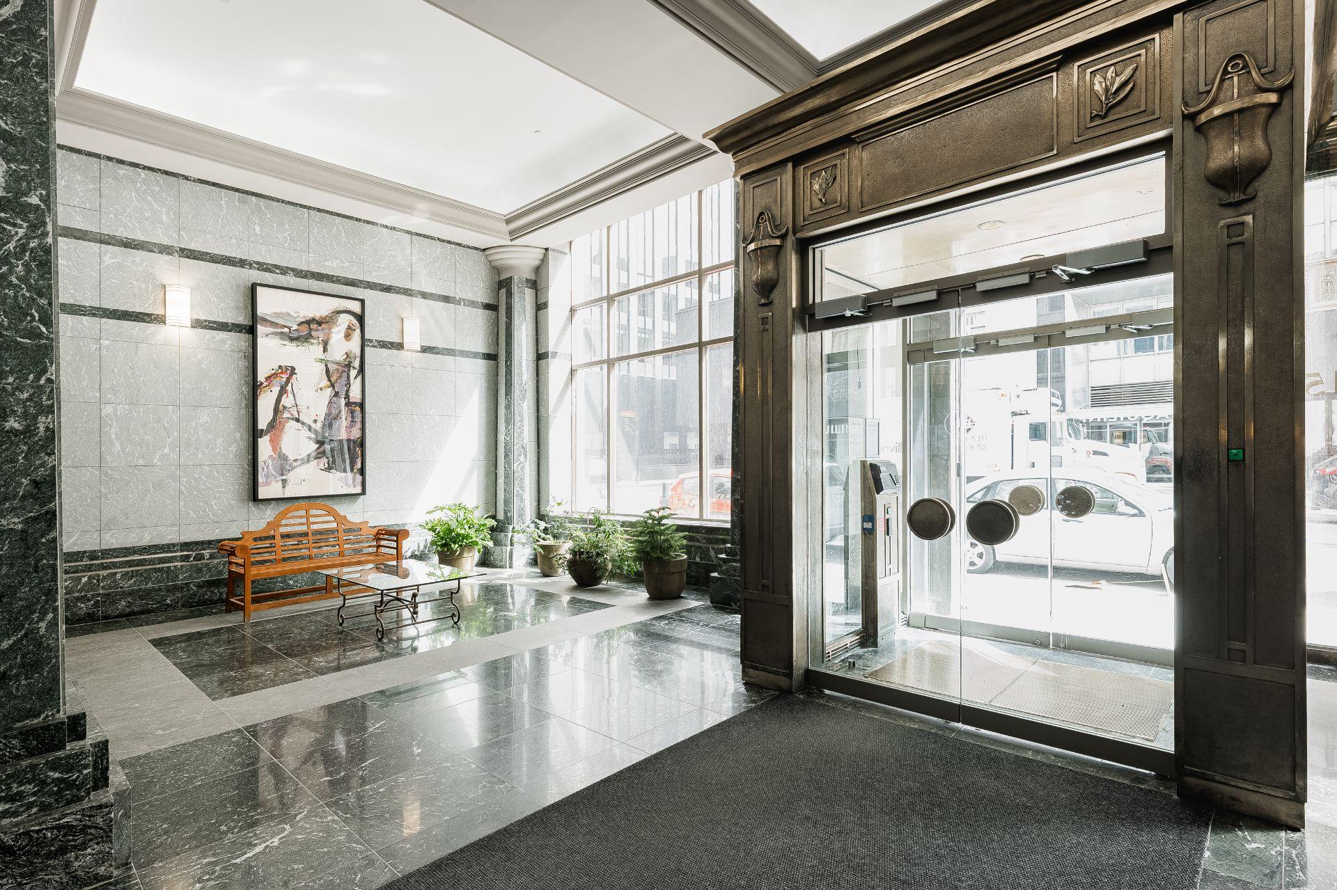 









215


Rue St-Jacques

, 700-1,
Montréal (Ville-Marie),




QC
H2Y1M6

