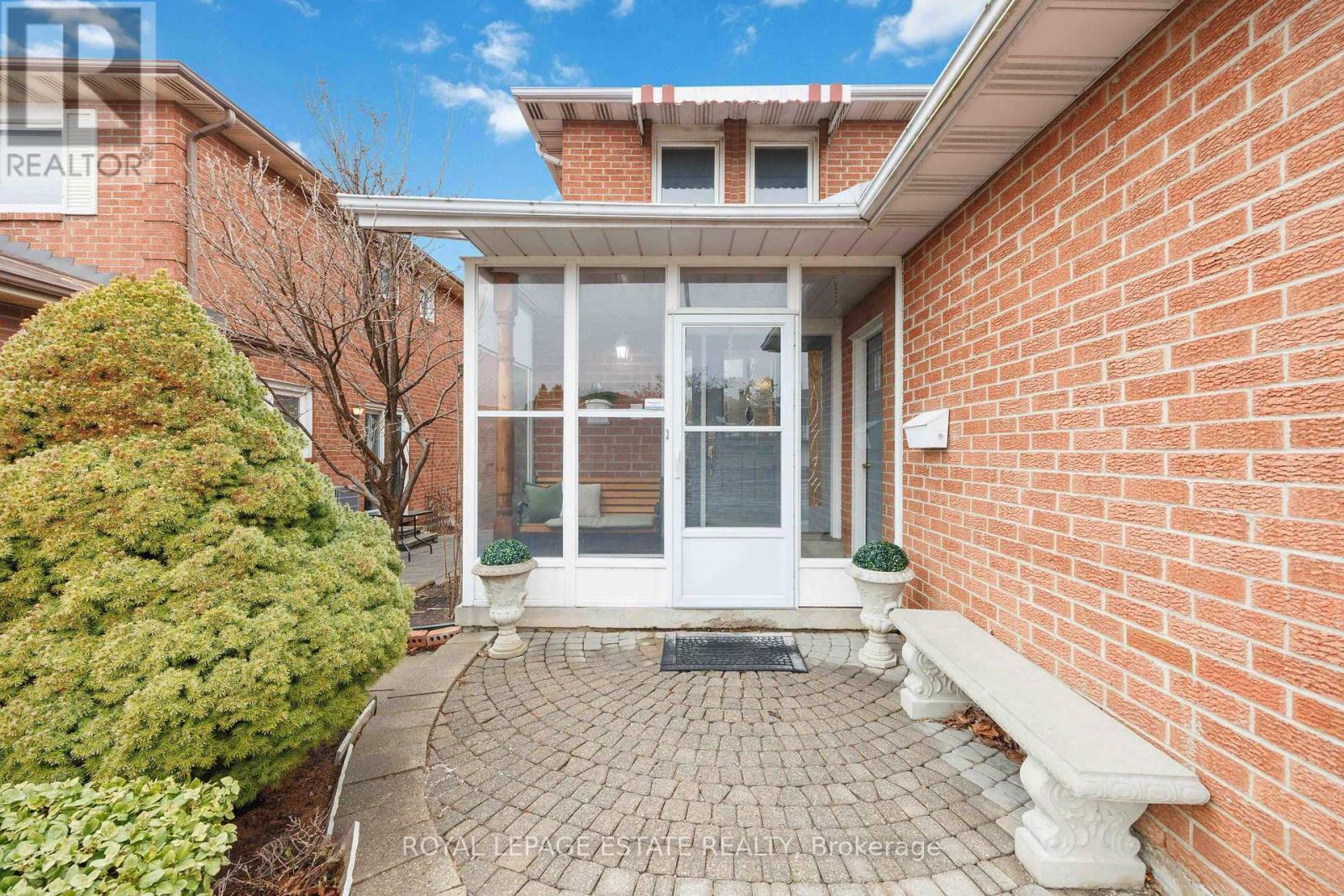 












124 GLEN SHIELDS AVENUE

,
Vaughan,




Ontario
L4K1T6

