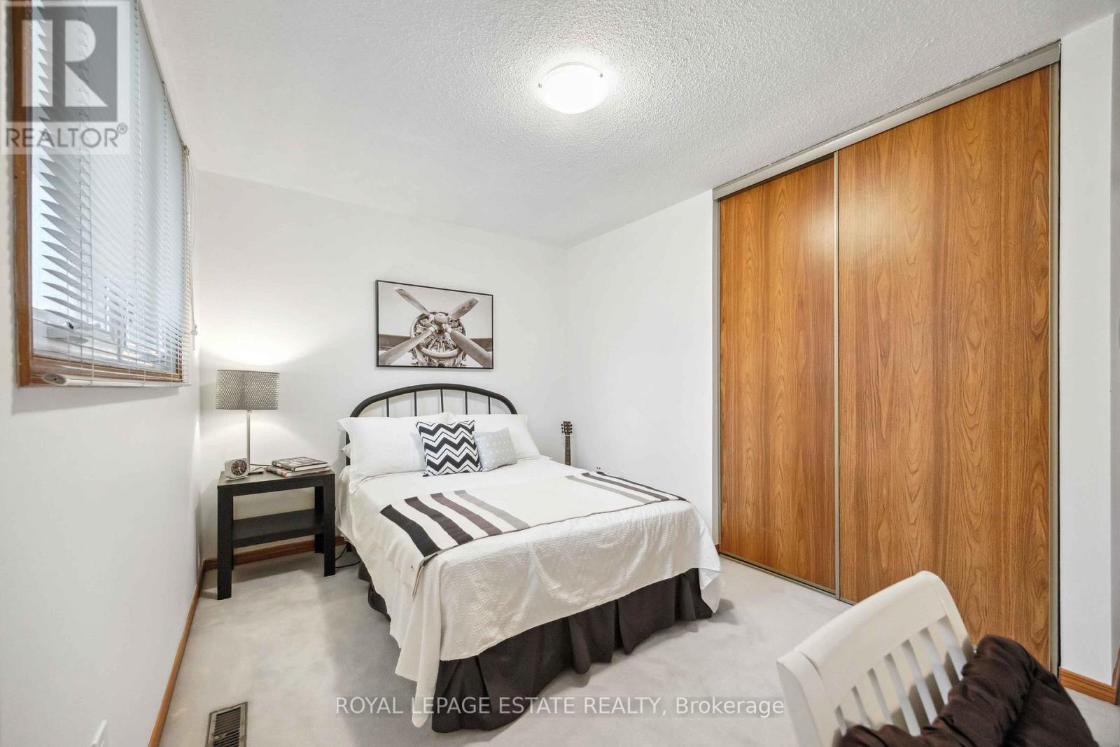 












124 GLEN SHIELDS AVENUE

,
Vaughan,




Ontario
L4K1T6

