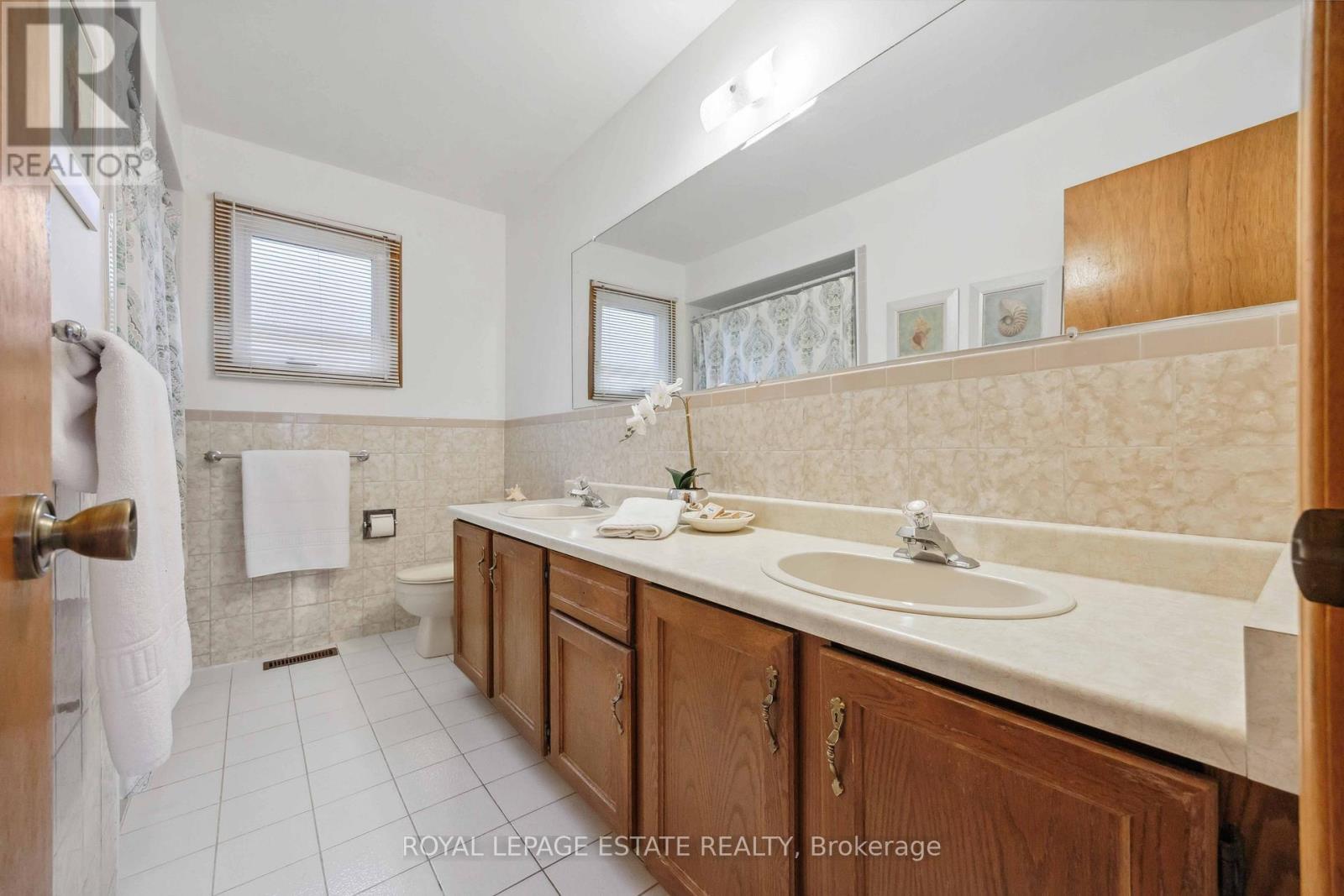 












124 GLEN SHIELDS AVENUE

,
Vaughan,




Ontario
L4K1T6


