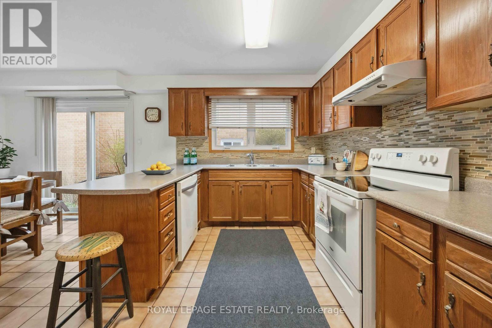 












124 GLEN SHIELDS AVENUE

,
Vaughan,




Ontario
L4K1T6

