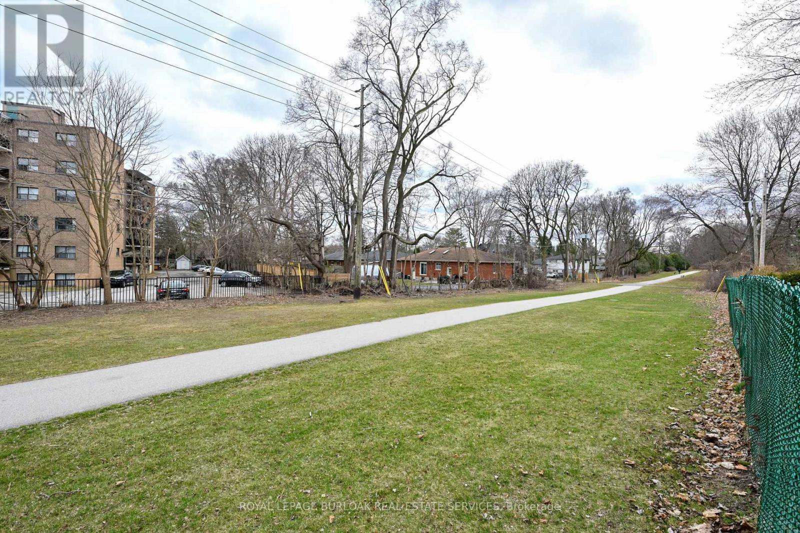 












11 - 2418 NEW STREET

,
Burlington,




Ontario
L7R1J6

