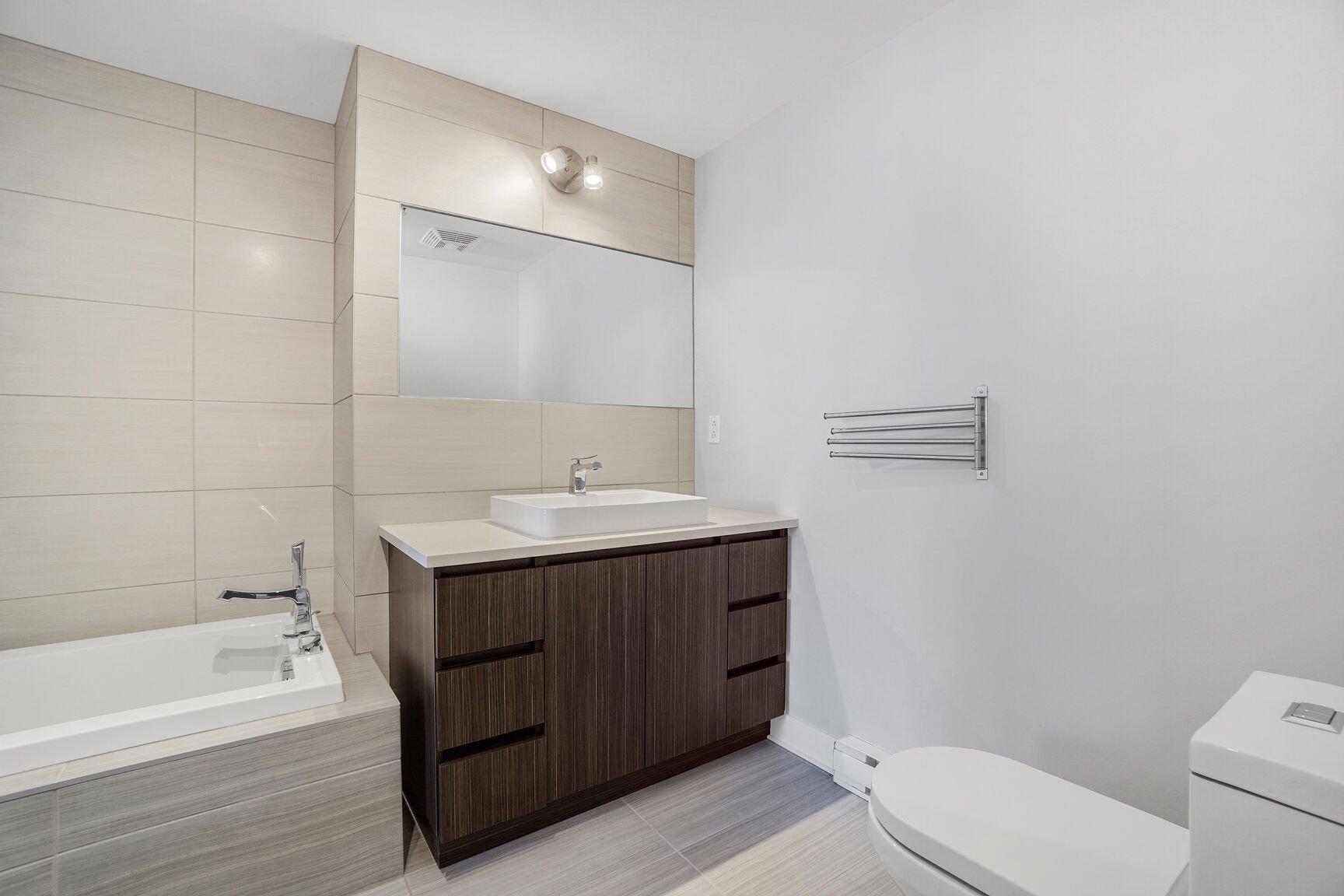 









2160


Av. Terry-Fox

, 216,
Laval (Chomedey),




QC
H7T3B7

