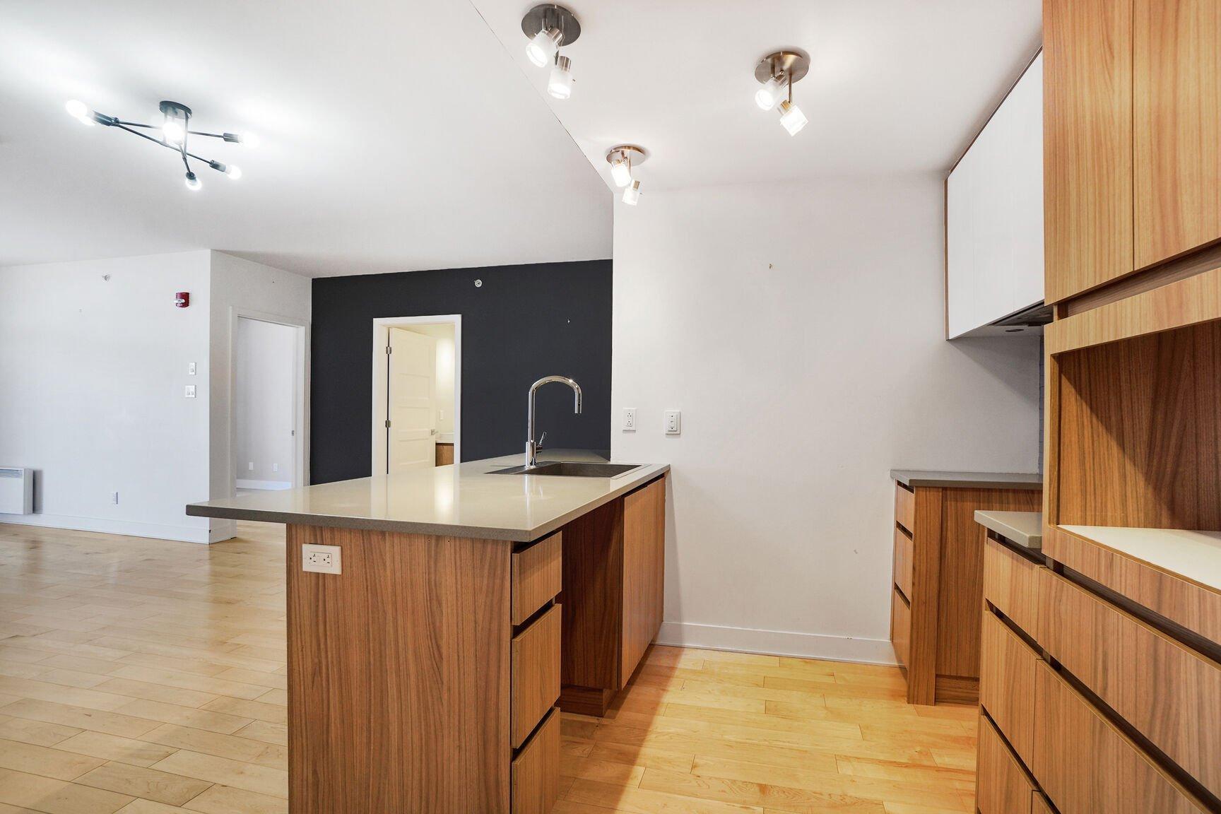 









2160


Av. Terry-Fox

, 216,
Laval (Chomedey),




QC
H7T3B7


