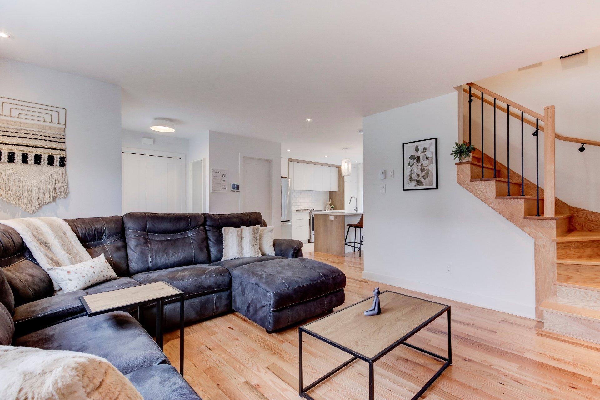 









911


Rue du Ruisseau

,
Farnham,




QC
J2N0T2

