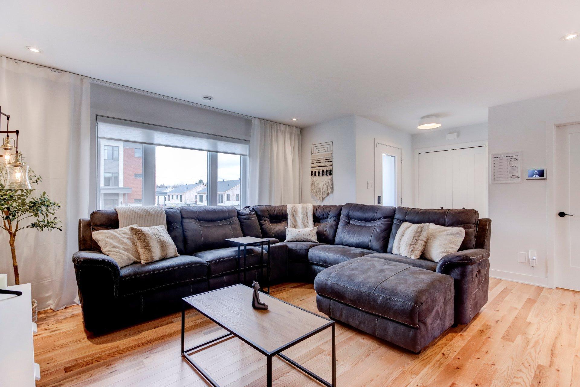 









911


Rue du Ruisseau

,
Farnham,




QC
J2N0T2

