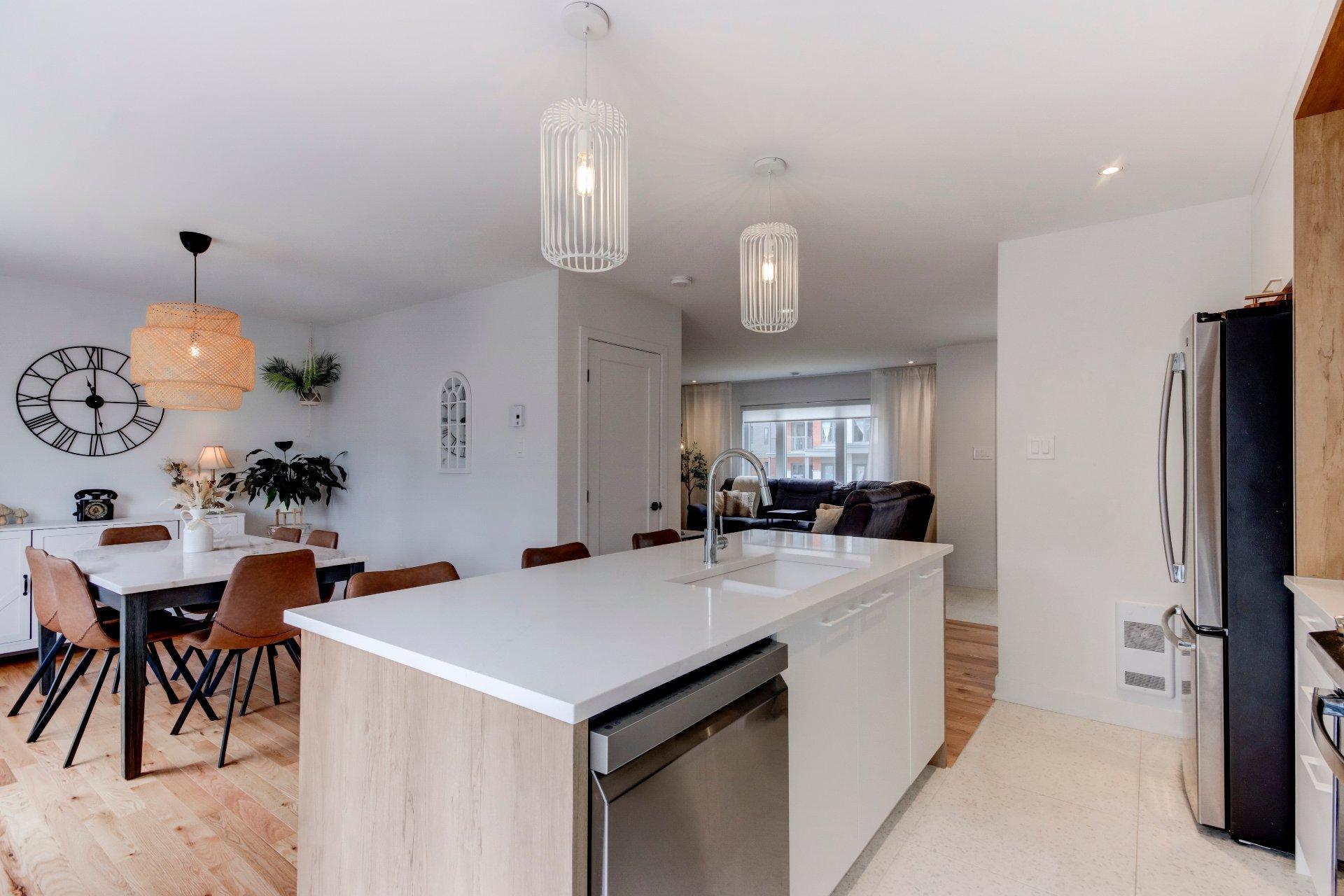 









911


Rue du Ruisseau

,
Farnham,




QC
J2N0T2

