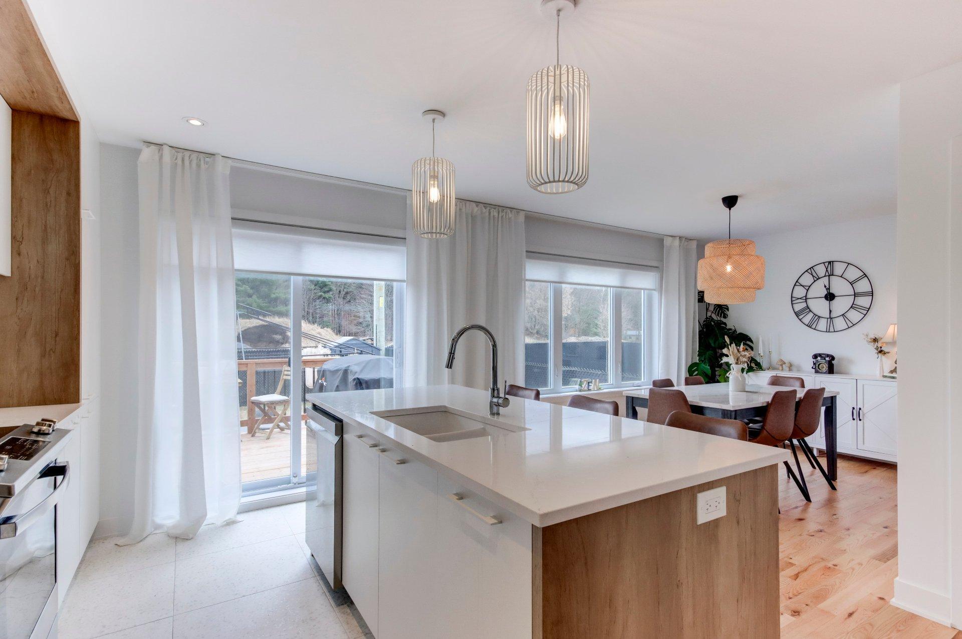









911


Rue du Ruisseau

,
Farnham,




QC
J2N0T2

