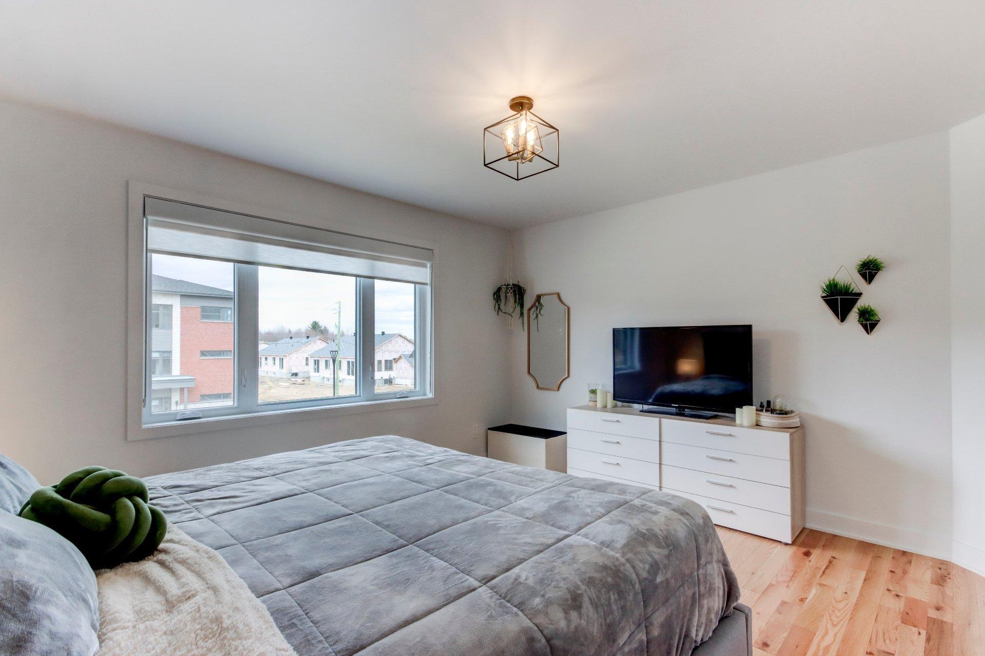 









911


Rue du Ruisseau

,
Farnham,




QC
J2N0T2


