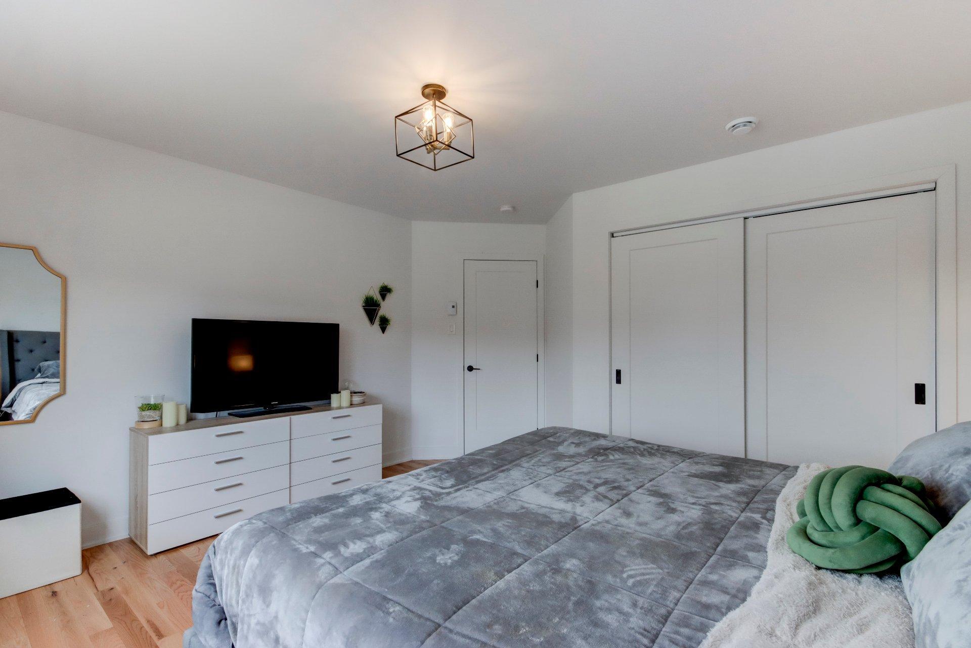 









911


Rue du Ruisseau

,
Farnham,




QC
J2N0T2

