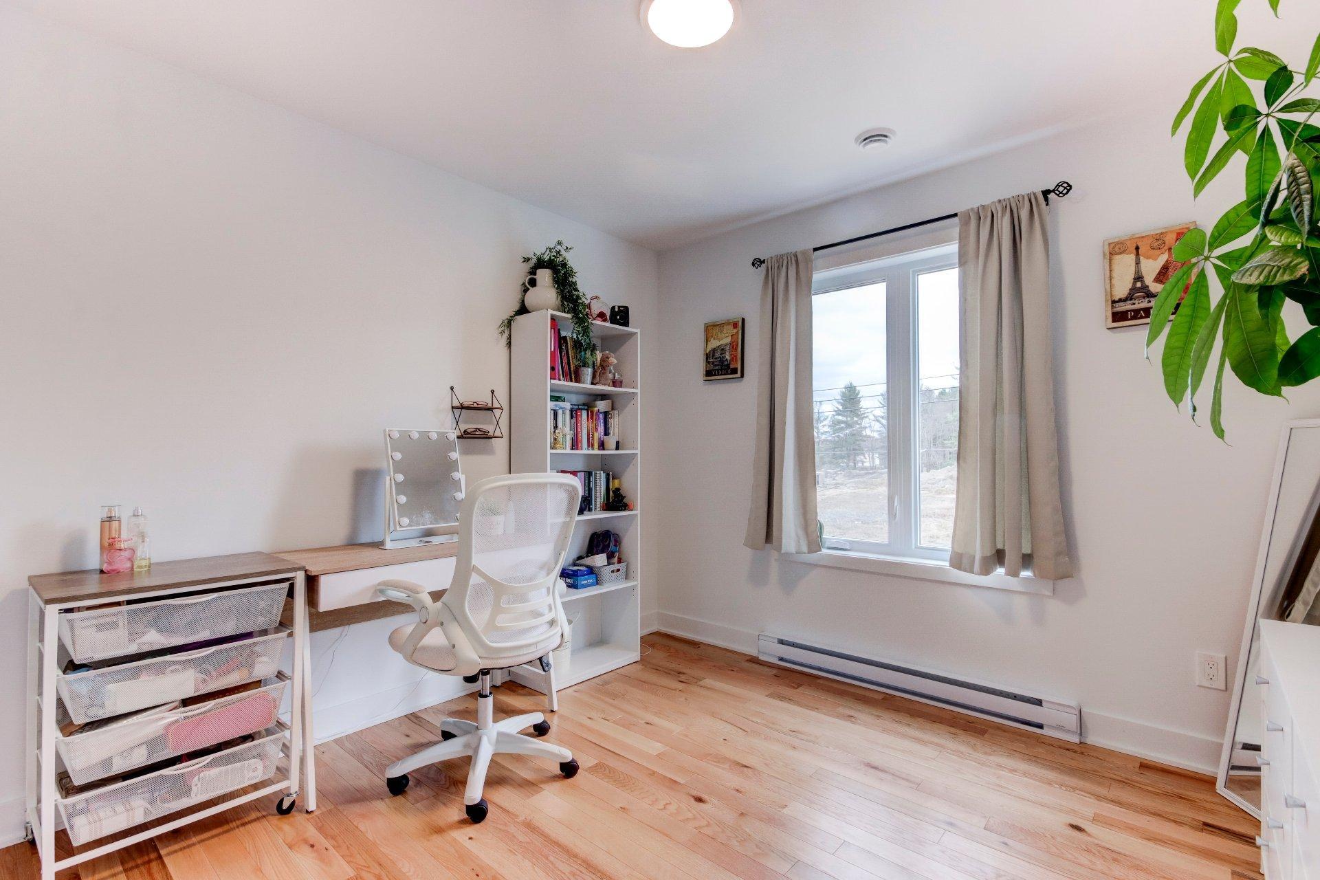 









911


Rue du Ruisseau

,
Farnham,




QC
J2N0T2

