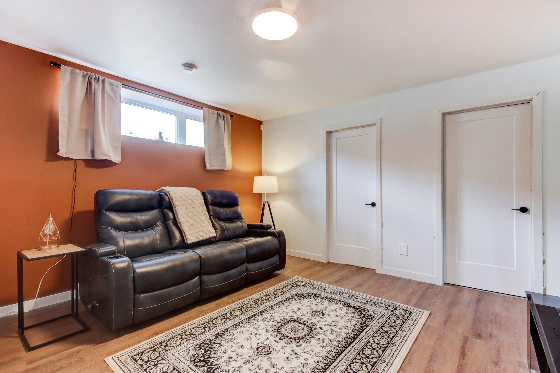 









911


Rue du Ruisseau

,
Farnham,




QC
J2N0T2

