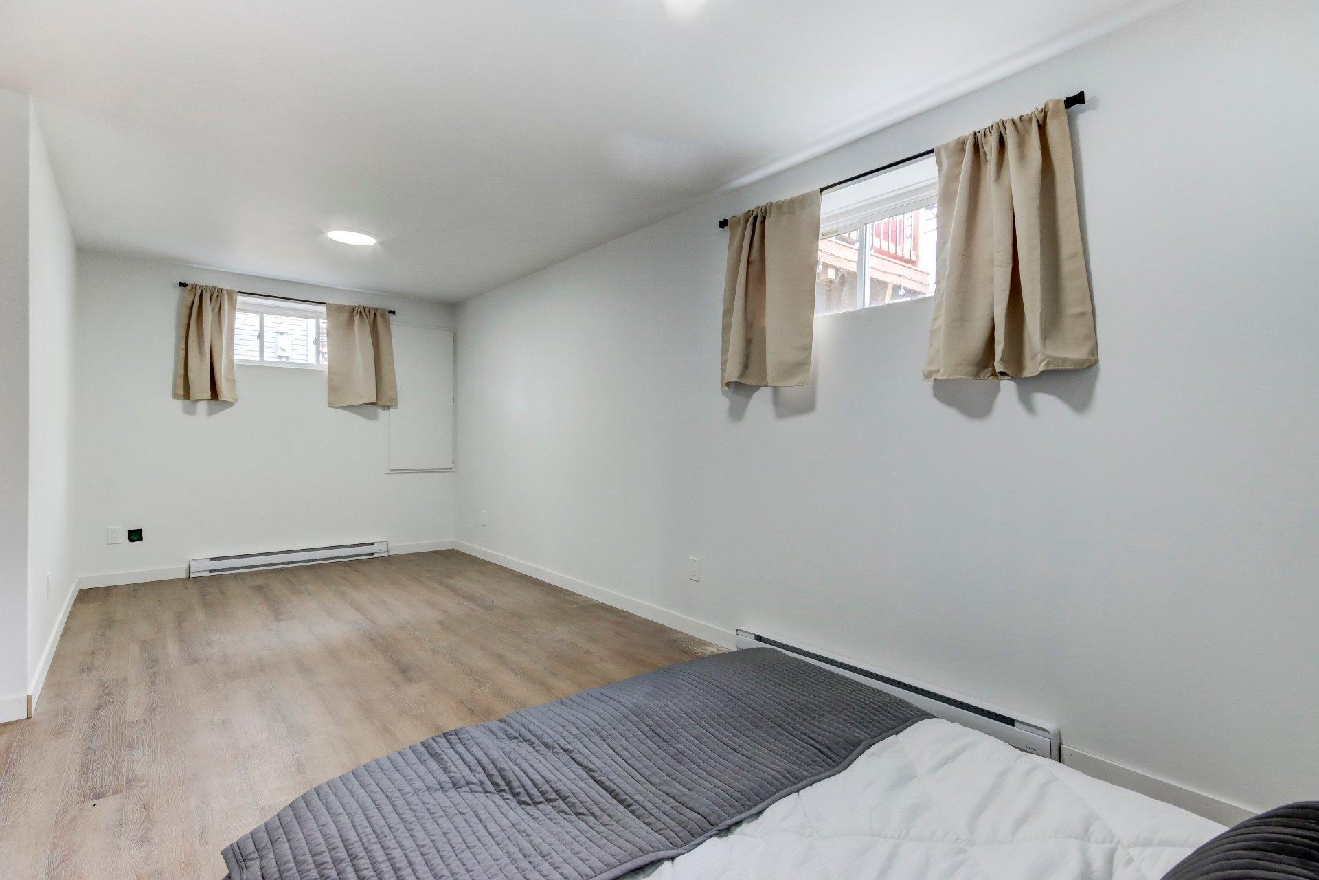 









911


Rue du Ruisseau

,
Farnham,




QC
J2N0T2

